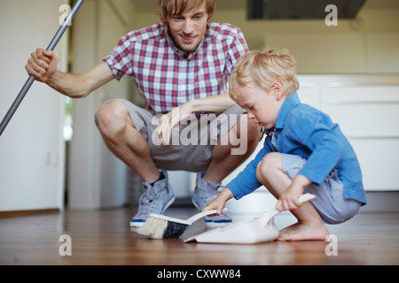 Ragazzo aiutando padre piano di scansione Foto Stock