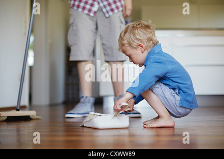 Ragazzo aiutando padre piano di scansione Foto Stock