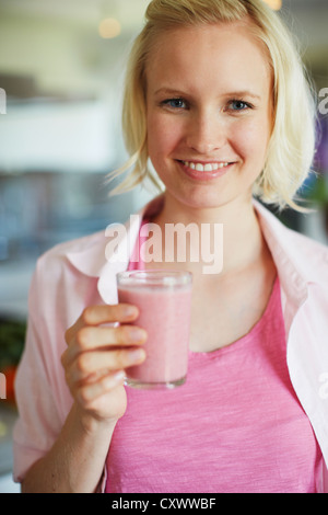 Donna di bere un bicchiere di succo di frutta Foto Stock