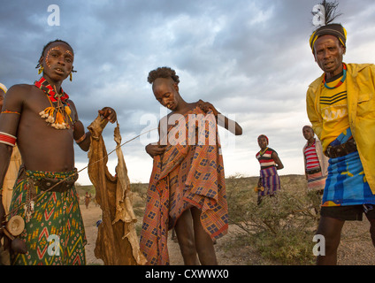Hamar trib uomini a Bull Jumping cerimonia, Turmi, Valle dell'Omo, Etiopia Foto Stock