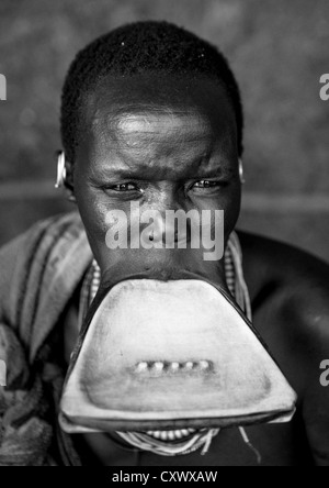 Suri Tribe donna con un labbro piastra, Kibish, Valle dell'Omo, Etiopia Foto Stock