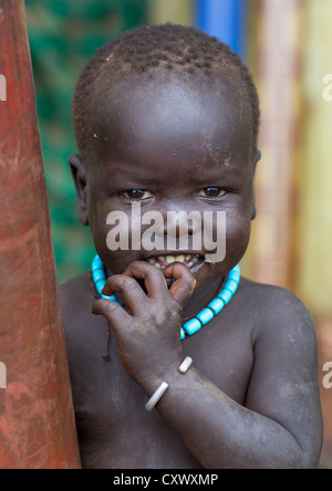 Suri tribù Kid, Kibish, Valle dell'Omo, Etiopia Foto Stock