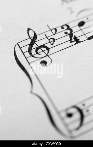 Foglio di musica note cliente melody close up nero bianco composizione linee sinistra destra mani treble schisi stampato su carta Foto Stock