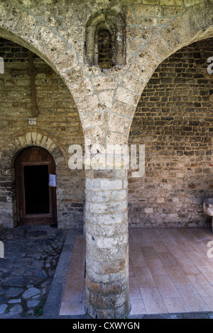 Dettaglio della galleria di Santa Eulàlia chiesa in Erill la Vall nella Vall de Boí, Catalogna, Spagna. Foto Stock
