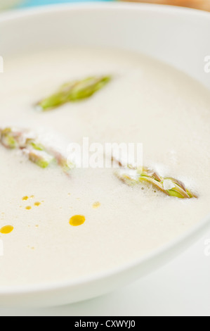 Miscelati cremosa zuppa di asparagi guarnita con asparagi verdi Foto Stock