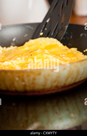 Cucinare una frittata su una stufa Foto Stock