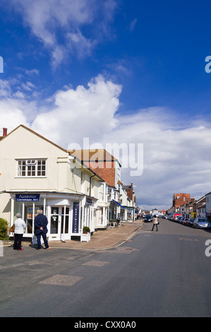 La high street in Aldeburgh, Suffolk sulla costa orientale dell'Inghilterra in una giornata di sole con cielo blu e un po' del cloud Foto Stock