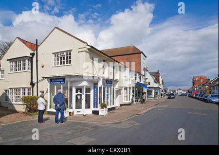 La high street in Aldeburgh, Suffolk in una giornata di sole Foto Stock