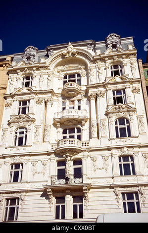 Bellissimi palazzi in stile Liberty che si affaccia sulla Naschmarket a Vienna, in Austria Foto Stock