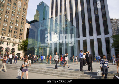 Il famoso cubo di vetro entrata al negozio Apple Store sulla Quinta Avenue a 59th Street in Manhattan; NYC.(GM edificio in background) Foto Stock