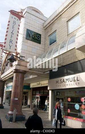 Redhill belfry centro shopping centre surrey high street scene uk marchi e spencers rivenditore privilegiato noleggio gratuito inquilino Foto Stock