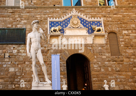 Una copia di Michelangelo della statua di Davide nella posizione originale di Davide di fronte al Palazzo Vecchio di Firenze, Italia. Foto Stock