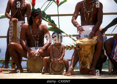 Carib ragazzo indiano, Carib Indian boy, suonando la batteria, il batterista e percussionista, frazione, Salybia, Carib Territorio, Dominica, West Indies Foto Stock