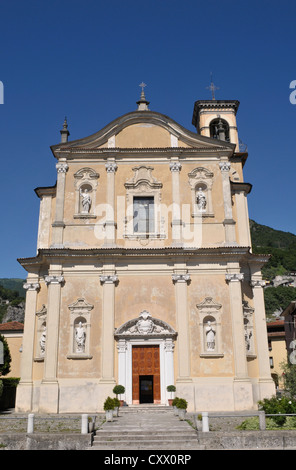 La chiesa nel villaggio di Marone sul lago d'Iseo, Italia Foto Stock