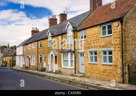 Row of old terraced houses in Castle Cary, Somerset, UK Foto Stock
