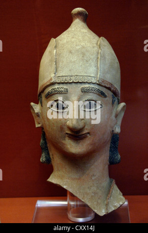 Testa da una statua di un guerriero con casco conico. In terracotta. 625-600 A.C. Stile Neo-Cypriot. Santuario di Apollo, Phrangissa. Foto Stock