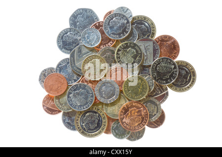Parte superiore verso il basso sulla pila di British UK denaro sterling monete in vari tagli isolato su uno sfondo bianco dal di sopra. In Inghilterra La Gran Bretagna Foto Stock