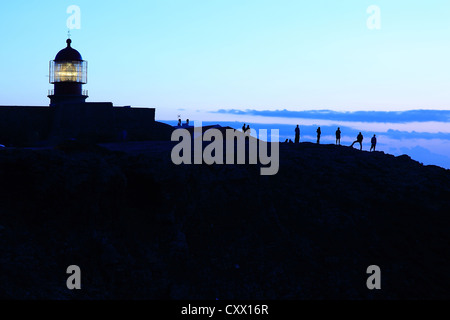 Guardare il tramonto a Capo Saint Vincent lighthouse, Algarve, PORTOGALLO Foto Stock