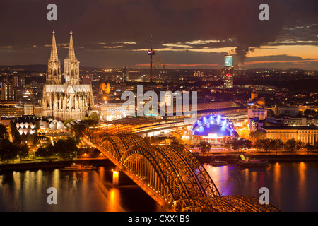 Vista della città di Colonia di notte con la cattedrale di Colonia, il Reno, il Musical Dome e ponte di Hohenzollern, Colonia, Germania Foto Stock