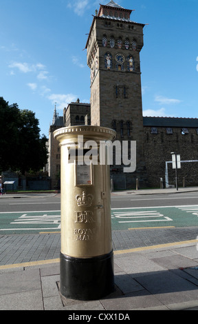 Un 2012 Olimpiadi di casella postale box montante verniciato con vernice dorata in onore del ciclista gallese Geraint Thomas in Castle Street Cardiff Wales UK KATHY DEWITT Foto Stock