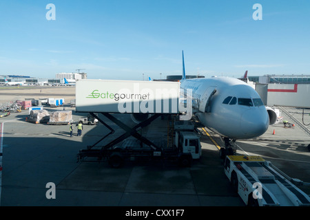 Gate Gourmet Catering durante il caricamento di un piano all'Aeroporto di Gatwick di Londra, Inghilterra, UK, Regno Unito, GB Gran Bretagna, UE Foto Stock