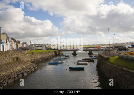 Portrush County Antrim Irlanda del Nord le barche a remi ormeggiate nel porto Foto Stock