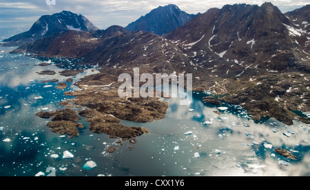 Costa della Groenlandia - Vista aerea della costa, delle montagne e dell'acqua vicino a Kulusuk, Groenlandia Foto Stock