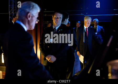 L'ex Presidente Bill Clinton orologi da dietro le quinte come presidente Barack Obama offre commento del Clinton Global Initiative riunione annuale presso lo Sheraton New York Hotel and Towers Settembre 25, 2012 a New York. Foto Stock