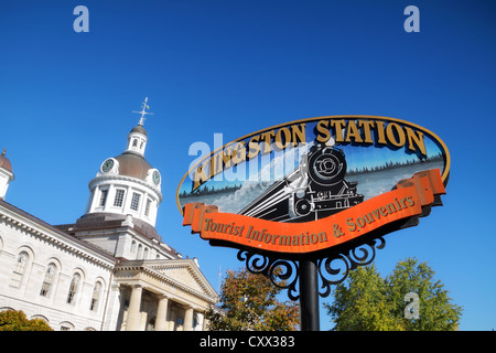 Kingston vecchia stazione ferroviaria di firmare con il municipio edificio sulla sinistra Foto Stock