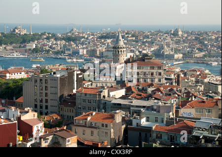 ISTANBUL, Turchia. Una vista sui tetti di Beyoglu district, con lo storico quartiere di Sultanahmet in distanza. 2012. Foto Stock