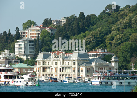 ISTANBUL, Turchia. Il Bosforo sobborgo di Bebek, con la Hidiv Sarayi (Khedive's Palace) che domina il lungomare. 2012. Foto Stock