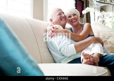 Caucasian giovane costeggiata sul divano Foto Stock