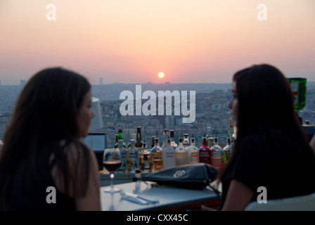 ISTANBUL, Turchia. Sunset drink Nu Teras bar e ristorante nel quartiere di Beyoglu della città. 2012. Foto Stock