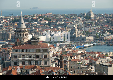 ISTANBUL, Turchia. Una vista sui tetti di Beyoglu al centro storico della città vecchia. 2012. Foto Stock