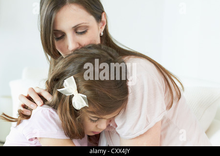 La donna caucasica consolante figlia Foto Stock