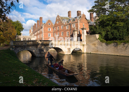 Punting sul fiume Cam, con St John's College per la parte posteriore. Cambridge. Foto Stock