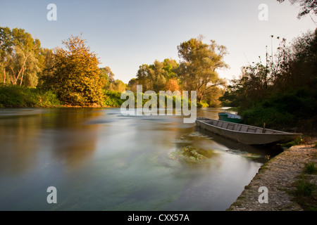 Autunnale di tramonto su un fiume (Italia) Foto Stock