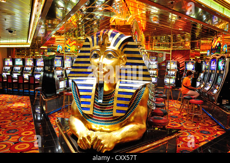 "La Valle dei Re' slot machines nel casino on-board di Royal Caribbean 'grandeur dei mari" la nave di crociera, Mediterraneo, Europa Foto Stock