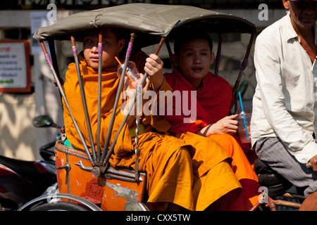 Monaco buddista in un rickshaw in Chiang Mai Thailandia Foto Stock