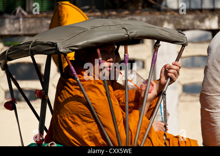 Monaco buddista in un rickshaw in Chiang Mai Thailandia Foto Stock