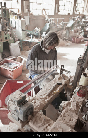 Carpenter lavora in woodshop Foto Stock