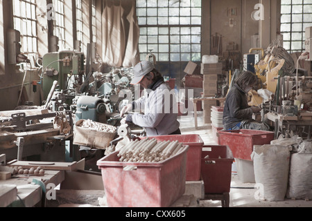 Carpenter lavora in woodshop Foto Stock