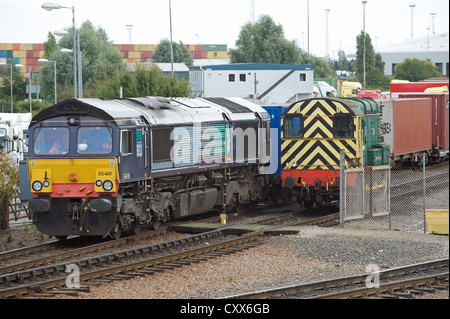 DRS (Direct Rail Services) treno merci lasciando il North Terminal ferroviario, porto di Felixstowe, Suffolk, Regno Unito. Foto Stock