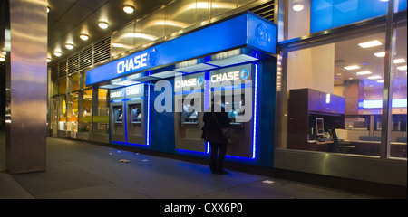 Il cliente utilizza le macchine ATM a JPMorgan Chase Bank in New York Martedì, 9 ottobre 2012. (© Richard B. Levine) Foto Stock