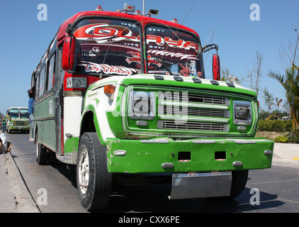 Decorate luminosamente bus locale prelevare i passeggeri nella città vecchia, Cartagena, Colombia, Sud America Foto Stock