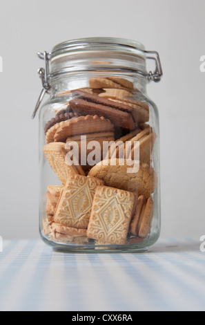 Vasetto di biscotti riempito con biscotti e biscotti Foto Stock