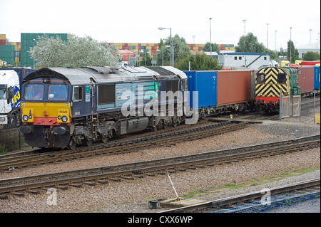 DRS (Direct Rail Services) treno merci lasciando il North Terminal ferroviario, porto di Felixstowe, Suffolk, Regno Unito. Foto Stock