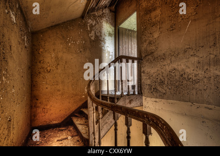 Scala in creepy casa abbandonata Foto Stock