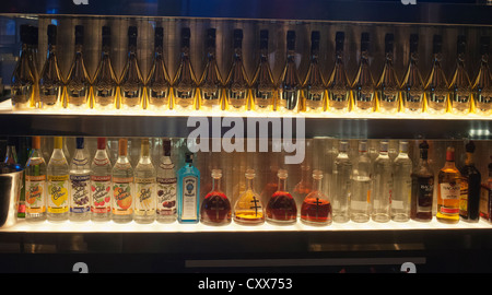 Una selezione di top shelf liquor è visto in un bar in un club di New York Sabato, Ottobre 6, 2012. (© Richard B. Levine) Foto Stock