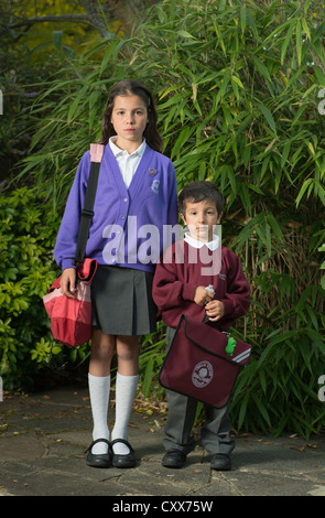 Ragazzo e una ragazza in uniformi di scuola Foto Stock